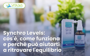 Flacone spray di Synchro Levels da 30 ml con la sua confezione, posizionato su una superficie con sfondo sfocato e piante verdi. In alto a sinistra, il logo di Vita365 con il testo "Prevenzione e Nutrizione".